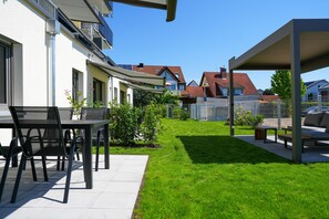 Outdoor dining - 101-freiburg – 2 Apartments (No. 1 + No. 2) with Mountain View, Private Terrace and 3 Bedrooms (Freiburg im Breisgau)