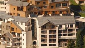 A residential area with multi-story buildings, some with visible balconies and solar panels. - 150m from ski slopes, 1st floor, swimming pool, tv, ski locker, 30m², Gourette (Eaux-Bonnes)