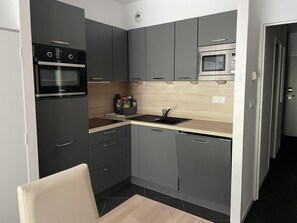 Kühlschrank, Mikrowelle, Ofen, Geschirrspüler