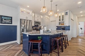 Køleskab, mikrobølgeovn, ovn, kogeplade