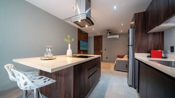 Estudio junior, balcón | Cocina privada