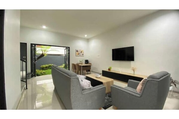 Interior - Spacious 3 BR Villa with Pool in Central of Batu (Tlekung)