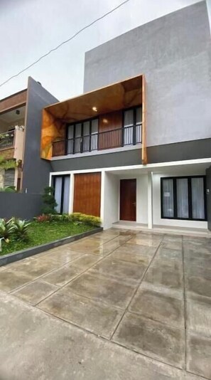 Exterior - Spacious 3 BR Villa with Pool in Central of Batu (Tlekung)