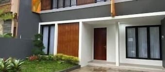 Spacious 3 BR Villa with Pool in Central of Batu