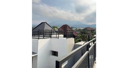 New Stylish 3BR Villa with pool in Batu
