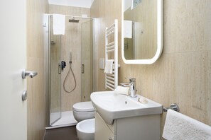 Dusche, Bidet, Handtücher, Seife