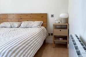 1 habitación, tabla de planchar con plancha, wifi gratis y ropa de cama