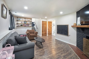 TV, fireplace