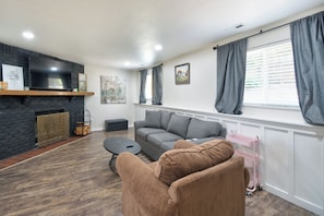 TV, fireplace