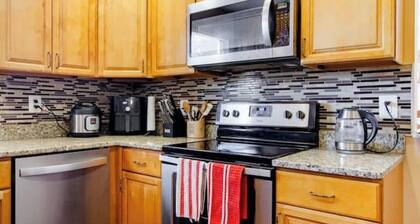 Charming 1-bedroom townhome in Lanham with AC