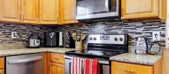 Charming 1-bedroom townhome in Lanham with AC