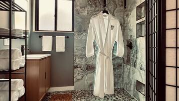 Regadera, secadora de cabello, toallas, jabón