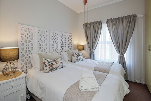 2 bedrooms, iron/ironing board, WiFi, bed sheets - Unwind at Coral - Entire Apartment - Bloubergstrand Beachfront (Cape Town)