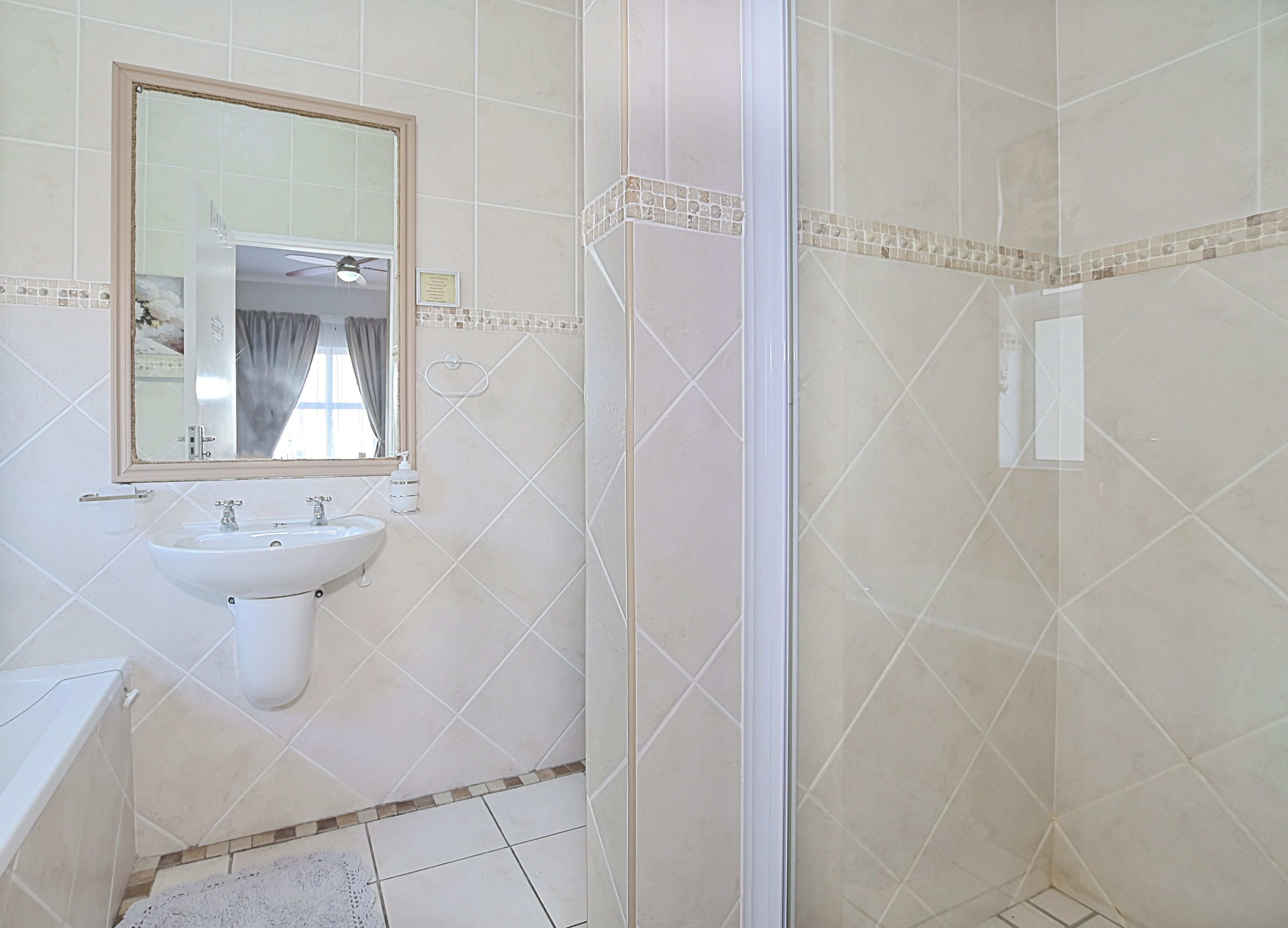 Douche, sèche-cheveux, serviettes fournies, savon