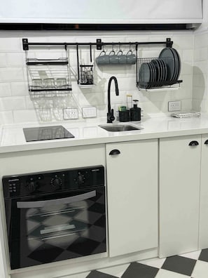 Microondas, horno, placa de cocina, servilletas de papel