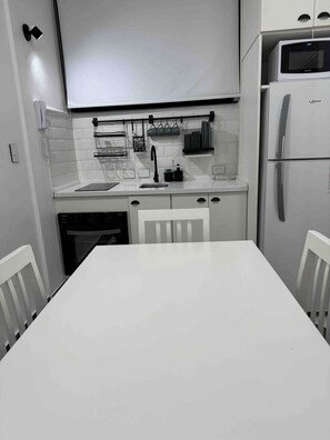 Mikrowelle, Ofen, Herdplatte, Küchenrolle