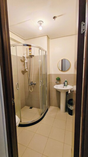 Apartamento, 1 habitación, patio, vistas a la ciudad | Baño