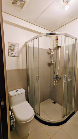 Apartamento, 1 habitación, patio, vistas a la ciudad | Baño