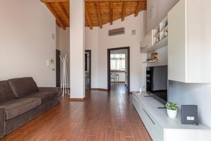 Smart TV - SAVOIA 173 APARTMENT in the center with reserved parking, a few kilometers from the sea. (Acireale)
