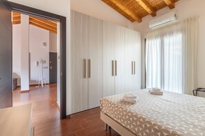 2 bedrooms, iron/ironing board, travel cot, free WiFi - SAVOIA 173 APARTMENT in the center with reserved parking, a few kilometers from the sea. (Acireale)