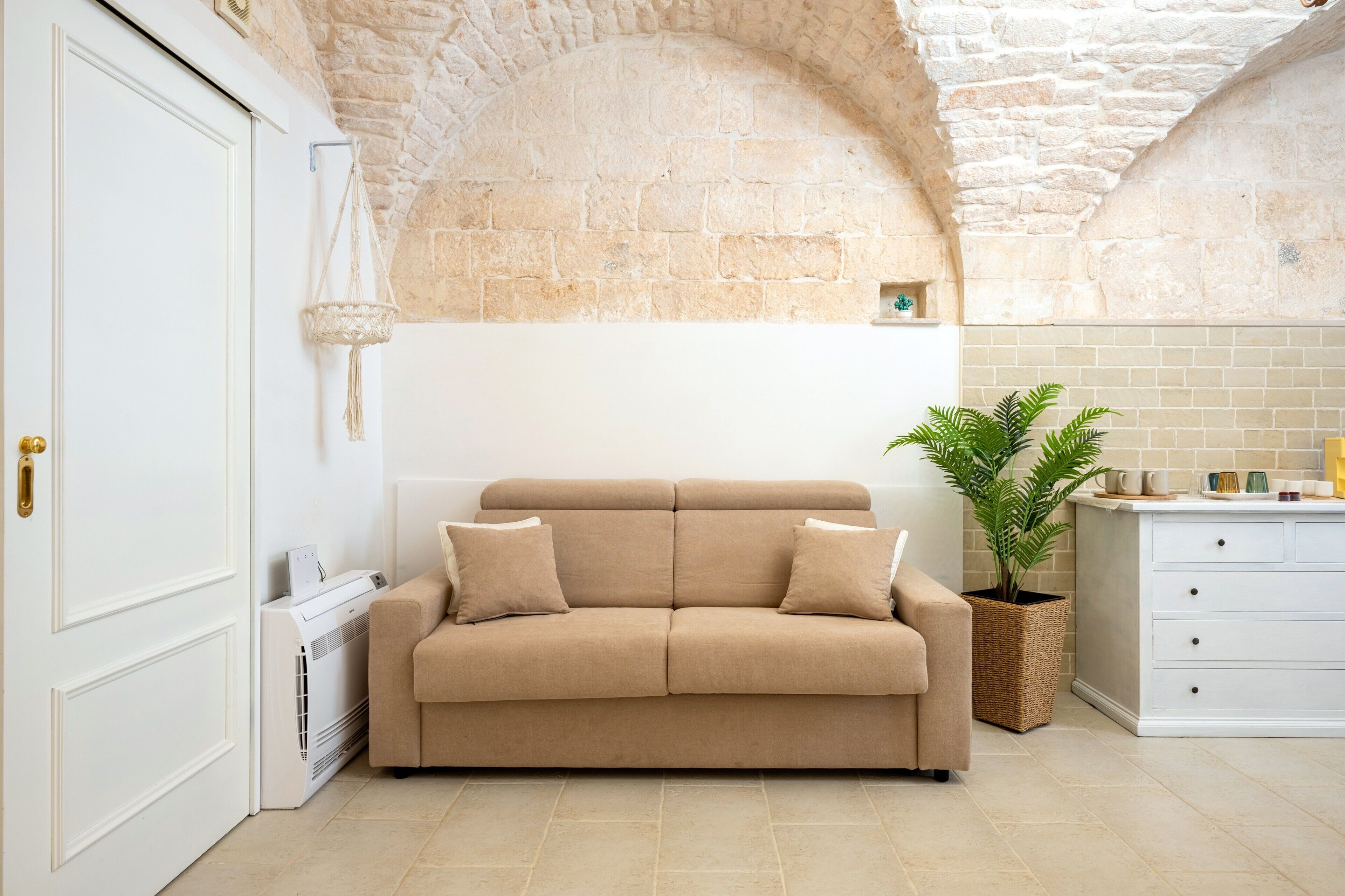 Een televisie en een open haard