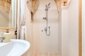 Douche, sèche-cheveux, serviettes fournies
