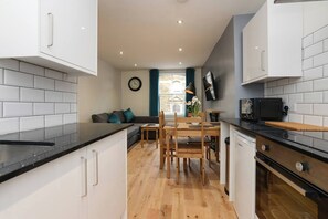 Apartment | Private kitchen | Oven, stovetop - Market Street Seven (Nottingham)