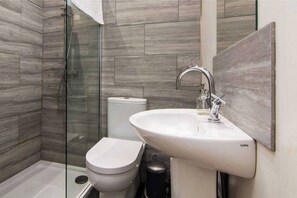 Apartment | Bathroom | Shower, free toiletries, hair dryer, towels - Market Street Seven (Nottingham)