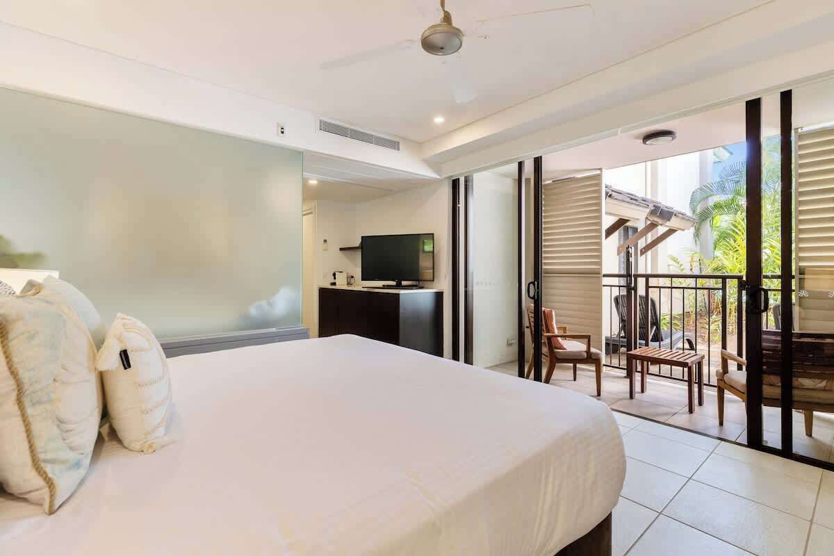 Drift off in the king bed layered with fresh linens, while central air conditioning and heating keep you comfortable, and a TV offers effortless entertainment.