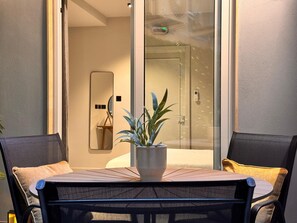 1 habitación, tabla de planchar con plancha, wifi gratis y ropa de cama