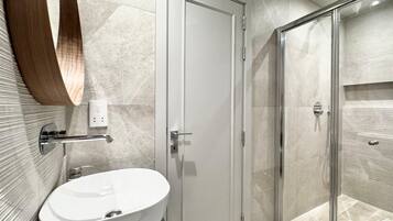 Dusche, Haartrockner, Handtücher, Seife