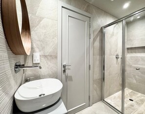 Douche, sèche-cheveux, serviettes fournies, savon