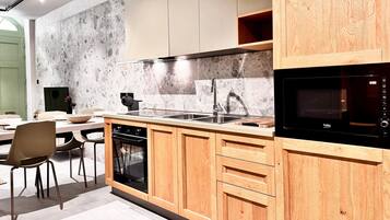 Geladeira, micro-ondas, fogão, cooktop