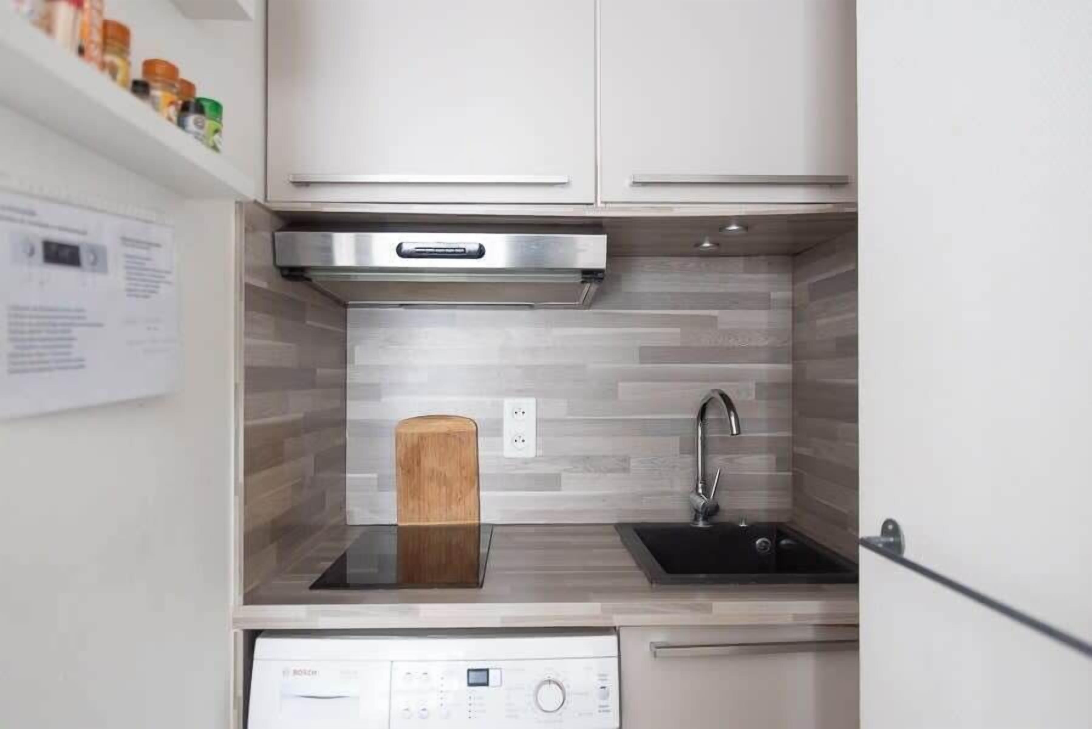 Een koelkast, een microgolfoven, een oven