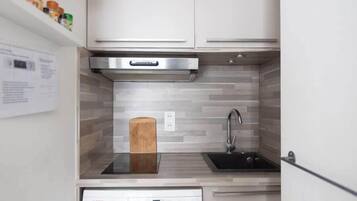 Een koelkast, een microgolfoven, een oven