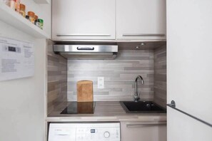 Kühlschrank, Mikrowelle, Ofen, Wasserkocher mit Kaffee-/Teezubehör