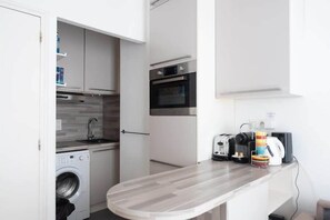 Kühlschrank, Mikrowelle, Ofen, Wasserkocher mit Kaffee-/Teezubehör