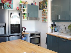 Kühlschrank, Mikrowelle, Ofen, Geschirrspüler