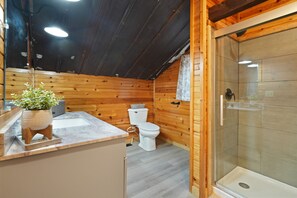Douche, sèche-cheveux, serviettes fournies