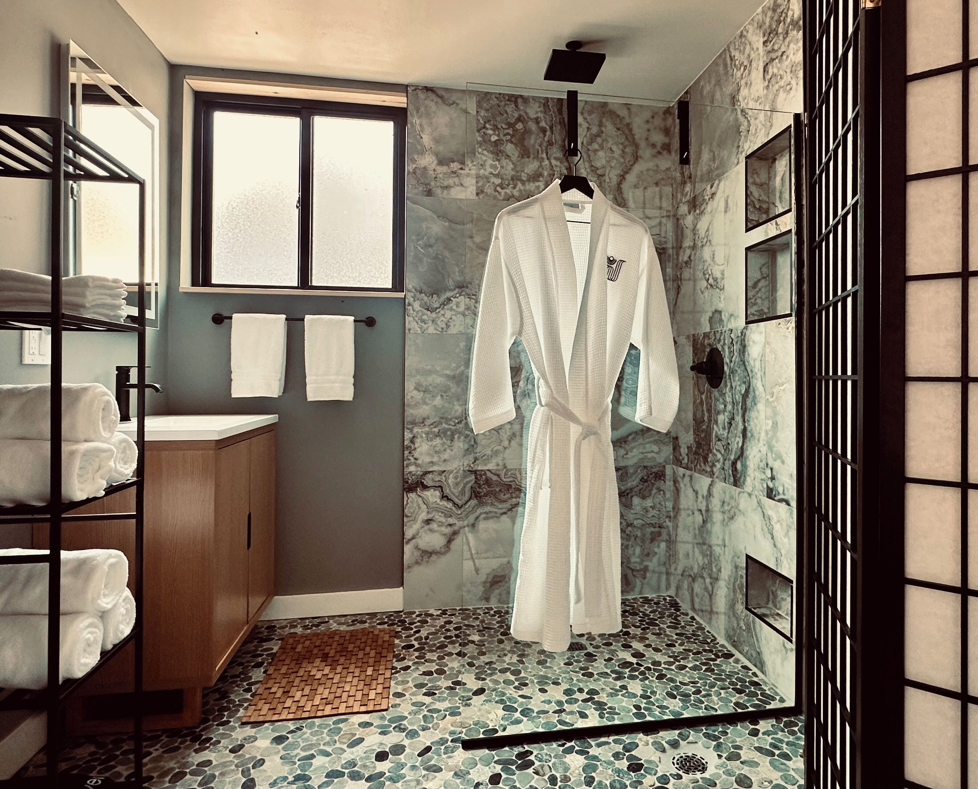 Ducha, secador de pelo, toallas, jabón