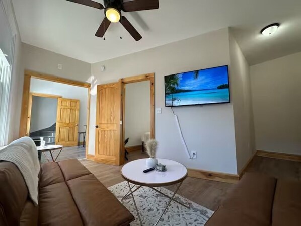 Living area - GREAT VALUE! 2 Bedroom Apt with 4 Beds! SW4 (Johnstown)