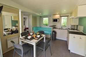 Jääkaappi, mikroaaltouuni, liesi