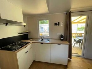 Fridge, microwave, stovetop