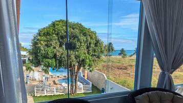 Suíte luxo, 2 quartos, sacada, vista para o mar | Área de estar