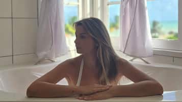Suite Deluxe, balcón, vistas al mar | Wifi gratis