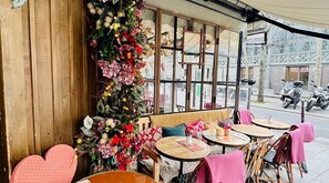 Outdoor dining - BATHED IN NATURAL LIGHT & ADORNED WITH CAREFULLY CURATED ART PIECES – LE MARAIS (Paris)
