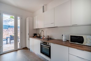 Refrigerador, microondas, horno, placa de cocina