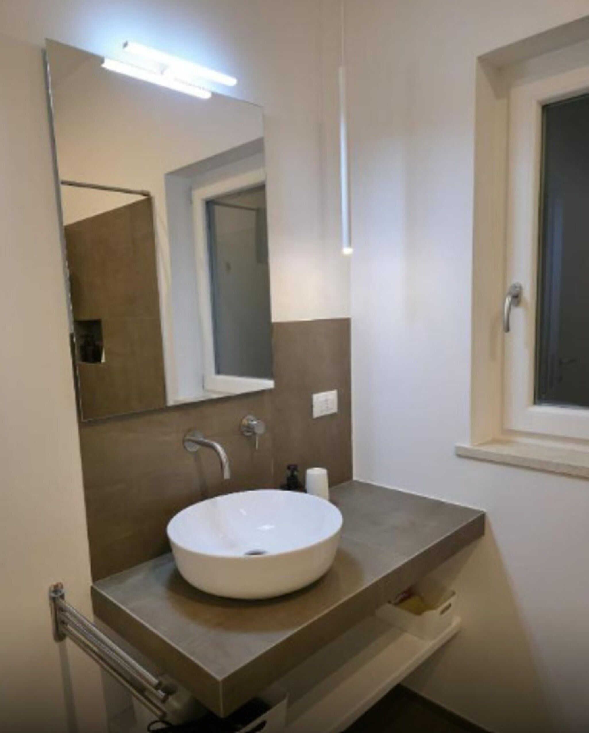 Suihku, hiustenkuivaaja, pyyhkeet