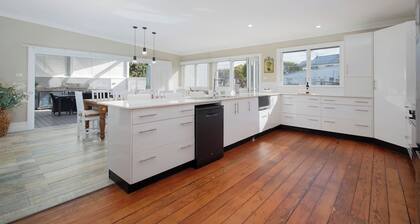 Claremont Timeless Foreshore Retreat by the Wharf