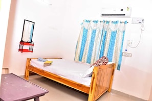 Desk, laptop workspace, free WiFi